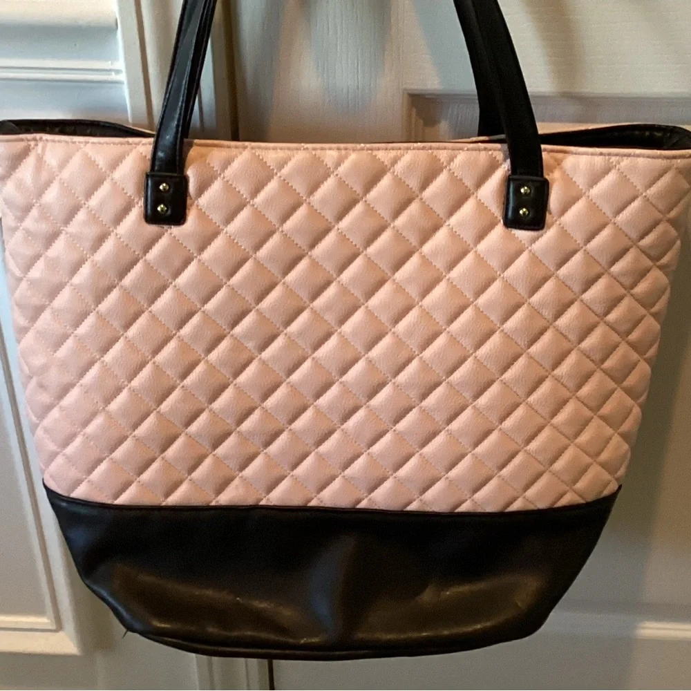 Betsey Johnson Tote Bag black and Pink, inside pockets and zipper. - Picture 2 of 10